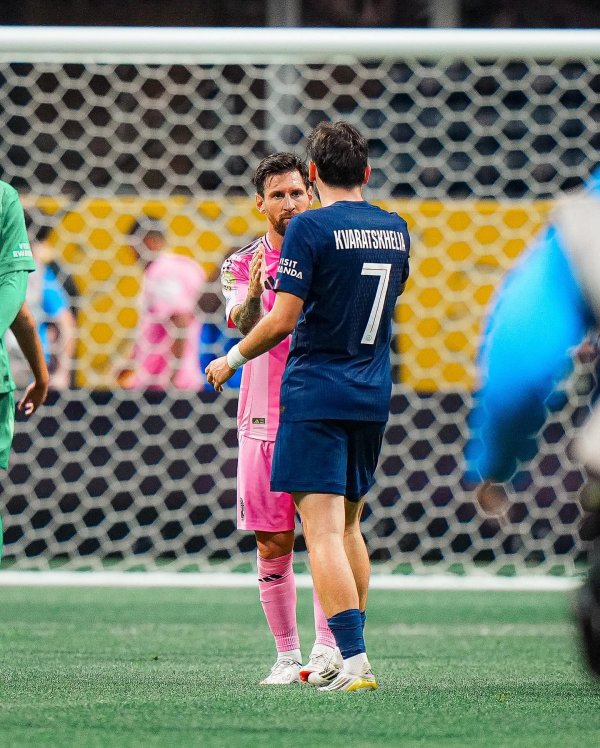 添盈聚富 克瓦拉茨赫利亚晒与梅西同框照：很荣幸能和你同场竞技