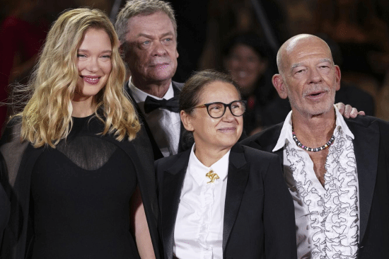 铁牛配资 蕾雅赛杜亮相威尼斯电影节 金发黑纱笑容灿烂