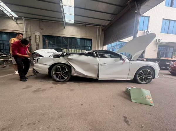 百进配资 40余吨罐车侧翻压顶只受皮外伤 这位“命硬司机”今日获赠新车